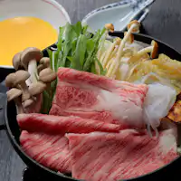 Disiapkan dengan panggangan keramik atau sukiyaki sesuai musim.