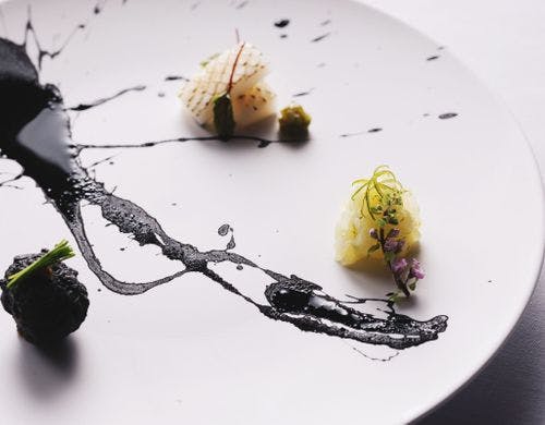 墨をイメージした一皿