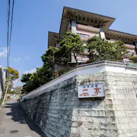 ลักษณะภายนอกเหมือนปราสาทต้อนรับแขกผู้มาเยือน