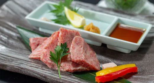 <お肉増量!>夕食グレードアップ【村上牛の石焼き80gコース】宿泊プラン