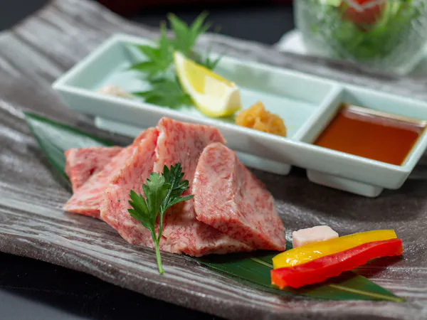 <お肉増量!>夕食グレードアップ【村上牛の石焼き80gコース】宿泊プラン