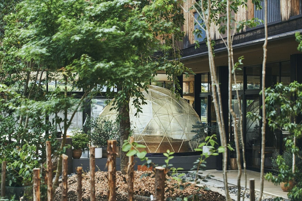 Dome rendaman kaki yang dipanaskan dengan serbuk kayu.