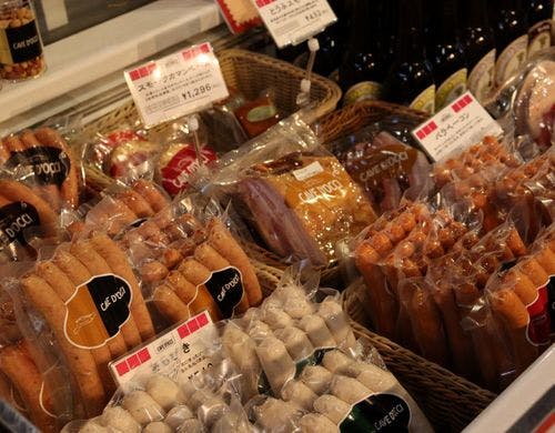 敷地内マルシェ　自家製ソーセージなど