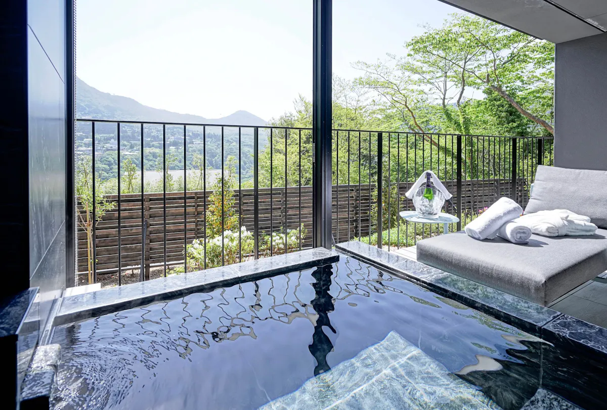 HAKONE NICAの客室半露天風呂