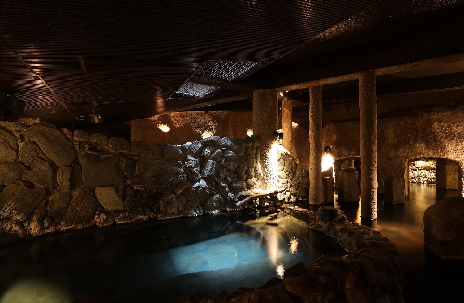 洞窟風呂内
