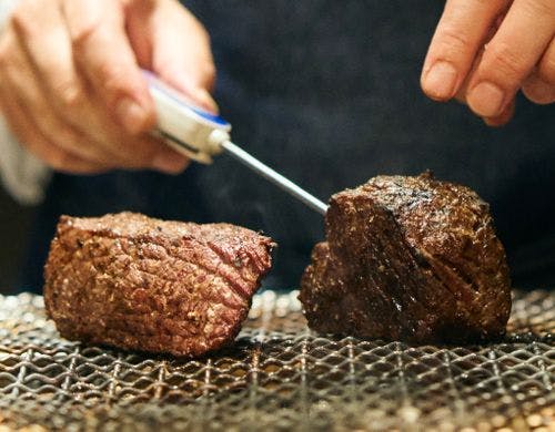 夕食には熟成肉のフルコースをご用意