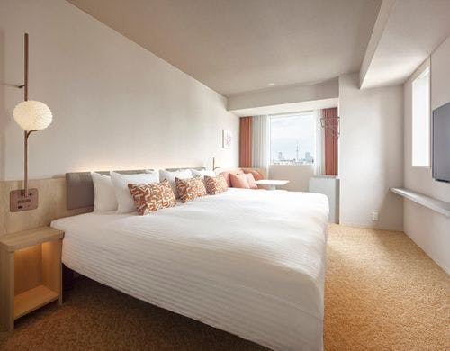 キングサイズのベッドを配したお部屋。