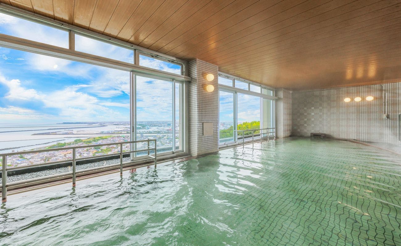 Pemandangan Teluk Suruga dan kota Yaizu yang terbentang luas di depan mata.