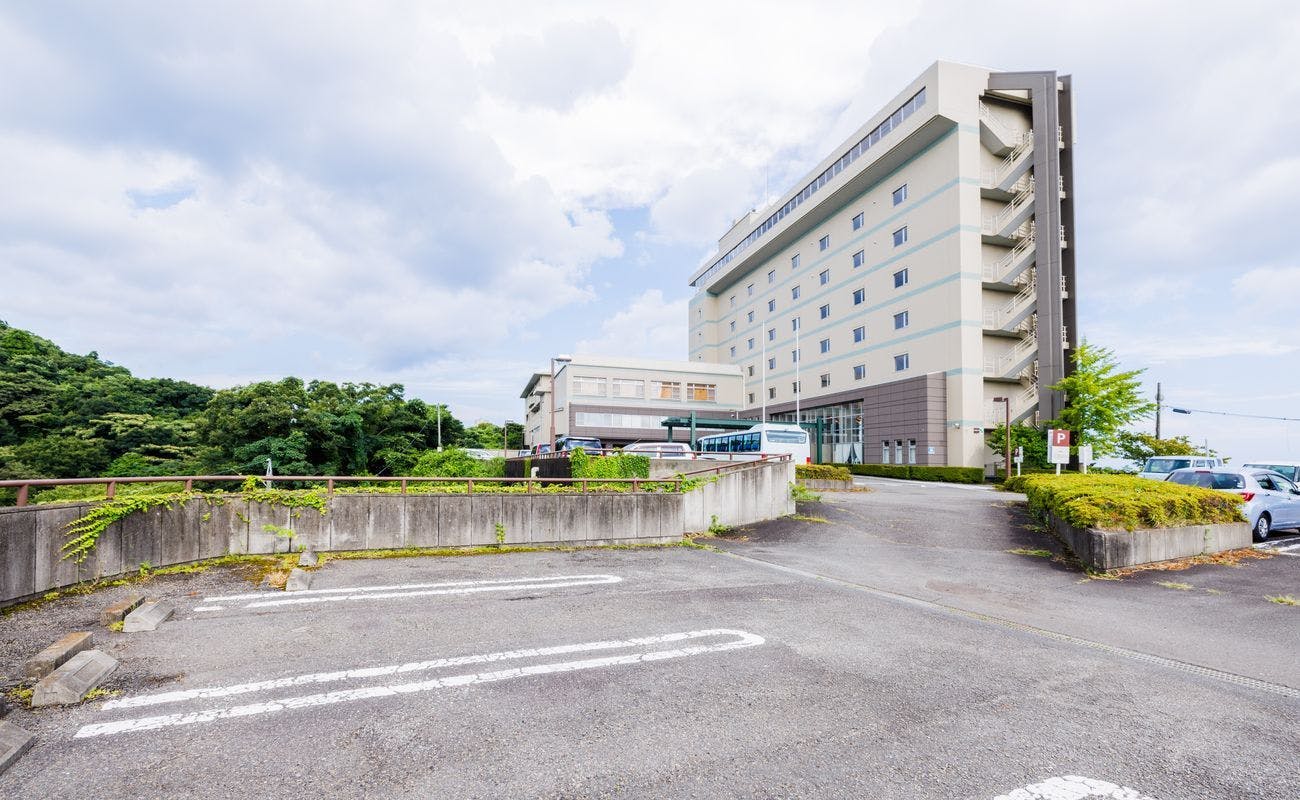 Parkir (Gratis untuk tamu) 60 mobil, 2 untuk penyandang disabilitas