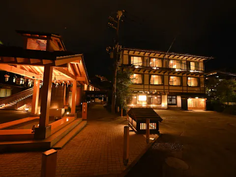 旅館たむら 夜の外観