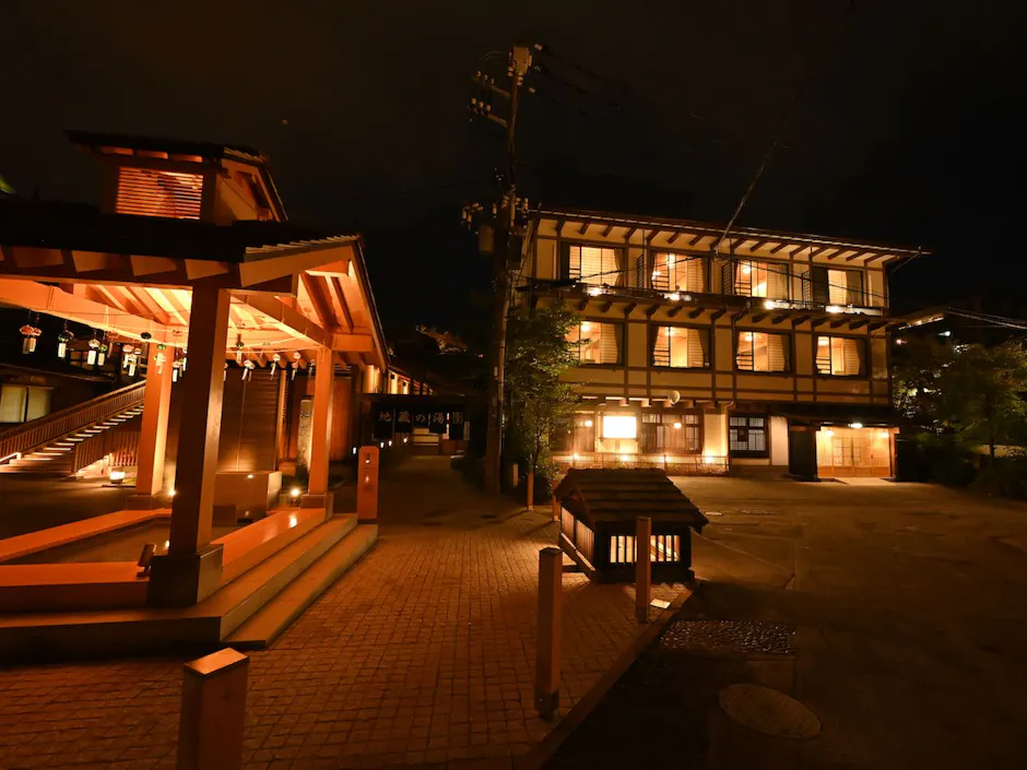 旅館たむら 夜の外観