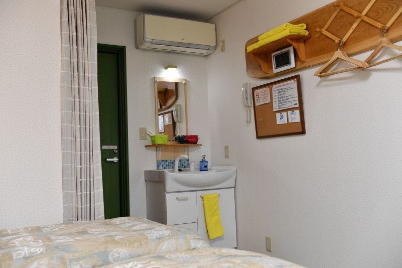 Kamar dengan toilet dan wastafel.