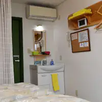 Kamar dengan toilet dan wastafel.