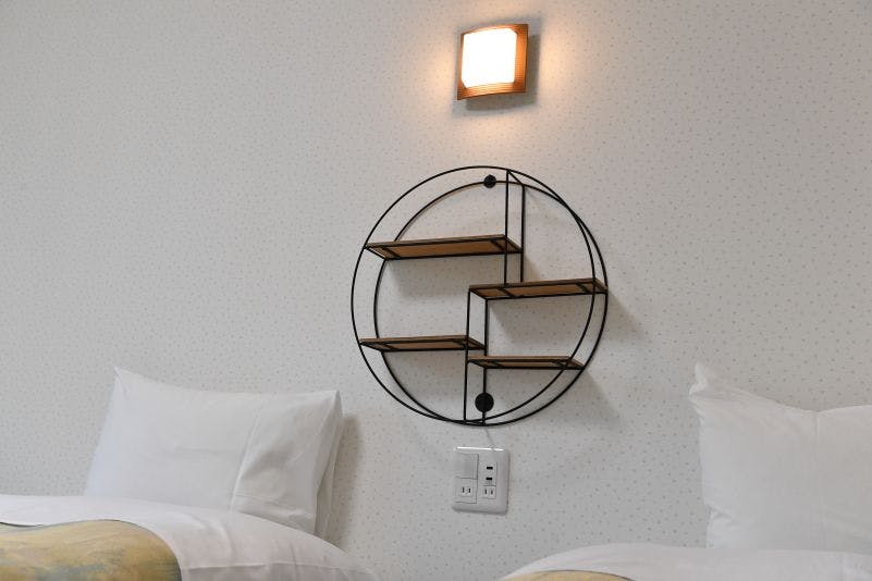 Stopkontak & USB di samping tempat tidur.