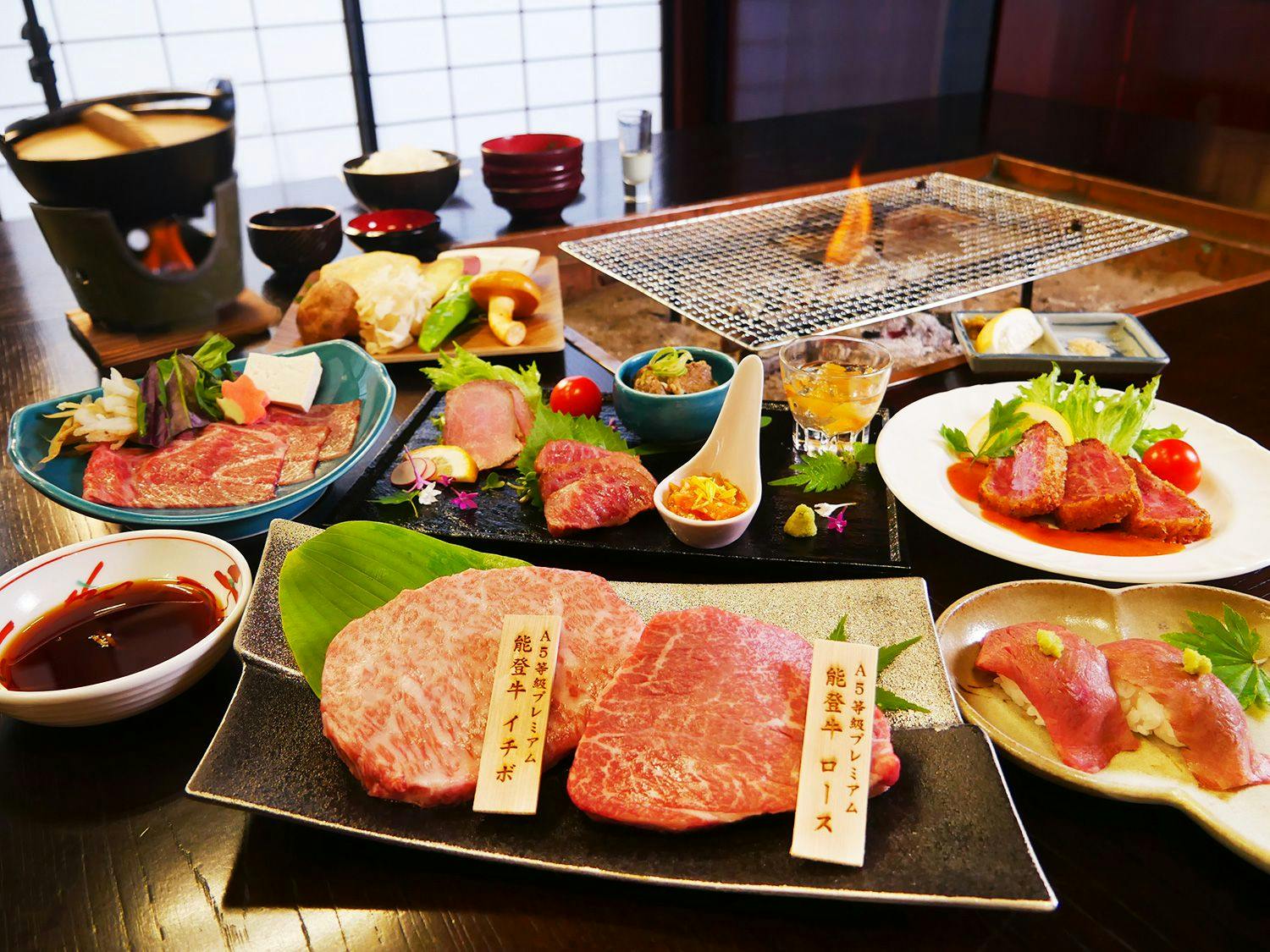 【豪華和牛づくし】A5プレミアム能登牛のステーキ＆寿司＆鍋＆串焼きズラリ！能登牛づくしいろり炭火膳