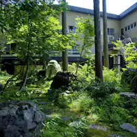 前庭からの全景