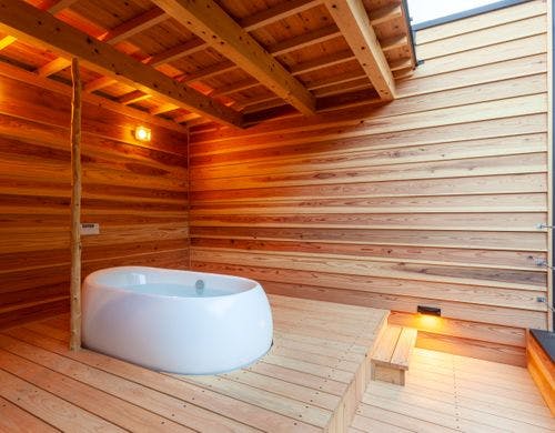 吉野杉や桧をふんだんに使用した露天風呂