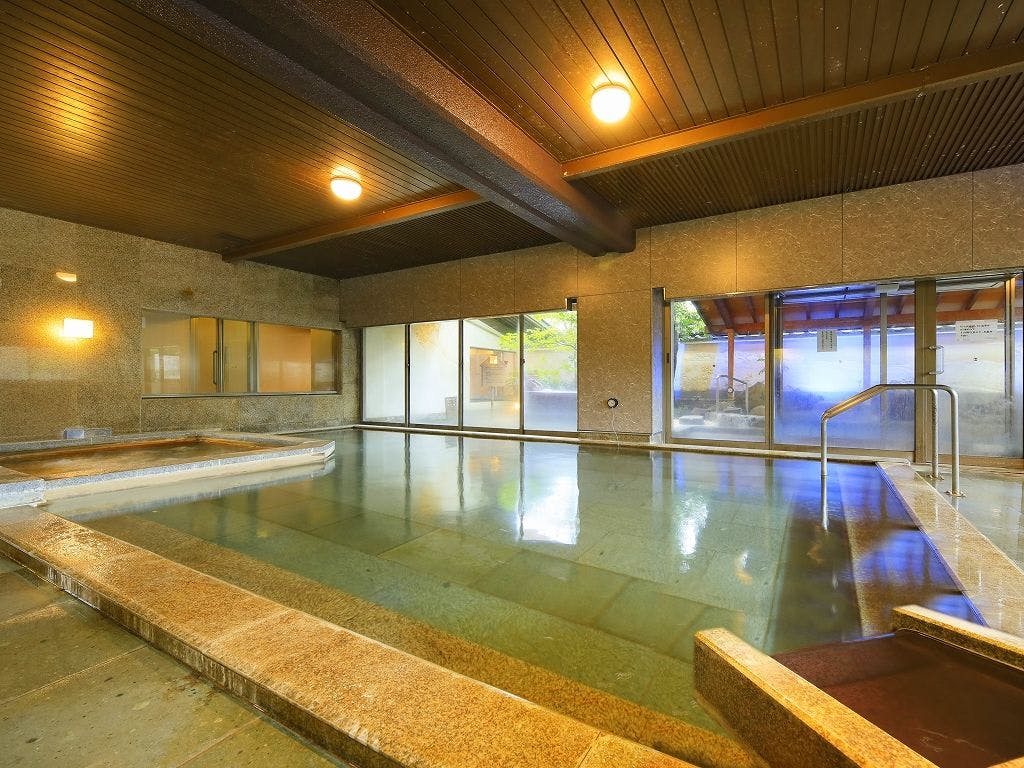 ห้องอาบน้ำชาย (ในร่ม)