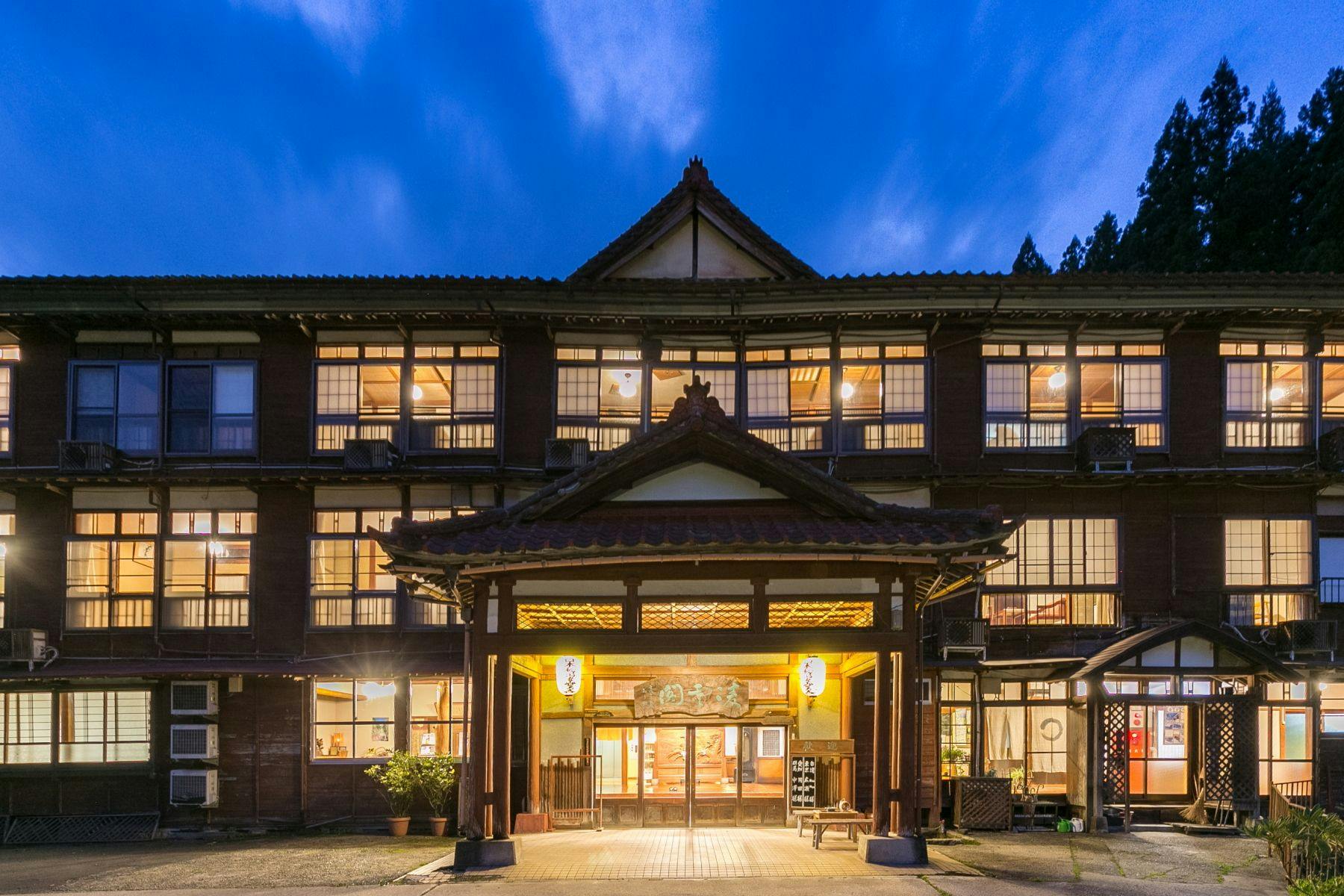 ＜10種類から3種を選べる！利き酒特典付＞季節替わりの山里料理＆2種類の源泉＆かけ流し貸切風呂無料