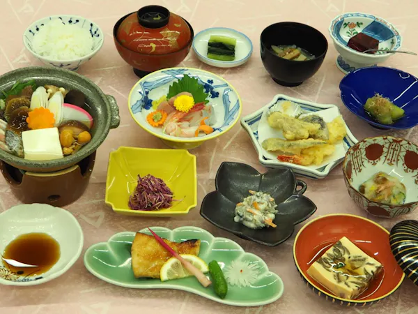 <夕食付プラン>季節替わりの山里料理&2種類の源泉愉しむ&かけ流し貸切風呂無料(朝食なし)
