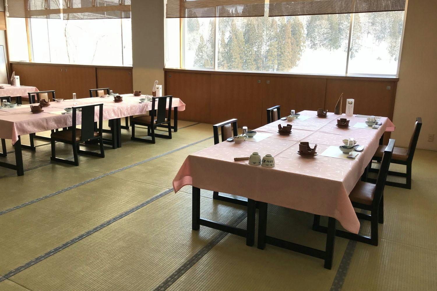 お食事処は椅子テーブル席