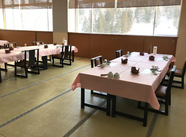 お食事処は椅子テーブル席