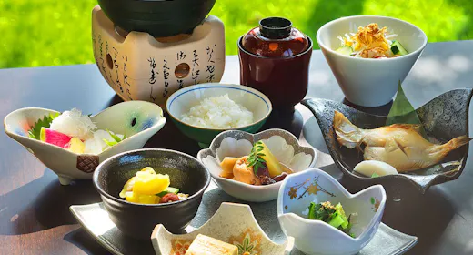 【海鮮朝ごはん】 料理長が見定める、萩の新鮮な海鮮をたっぷりと。海辺の宿で味わう「朝のごちそう」