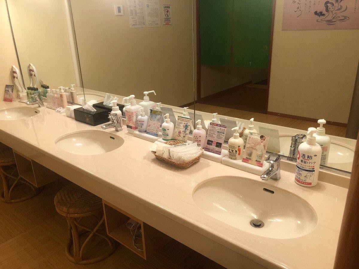 Area mandi umum dilengkapi dengan fasilitas perawatan kulit.