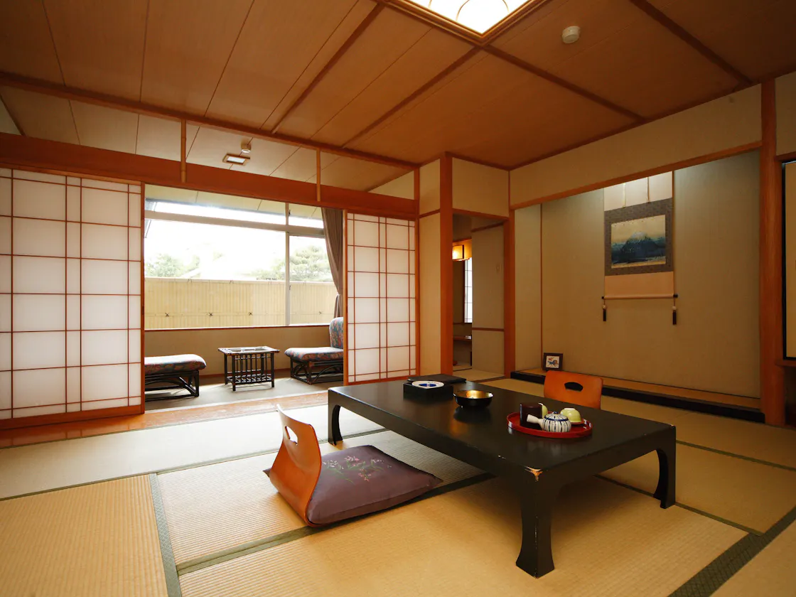 【南館】和室12.5畳のお部屋です。