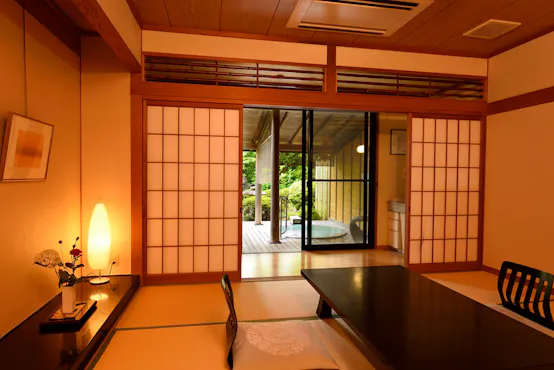 【本館】8畳の露天付客室の露天風呂