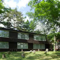 Eksterior yang elegan menyatu dengan kehijauan kawasan vila Karuizawa.