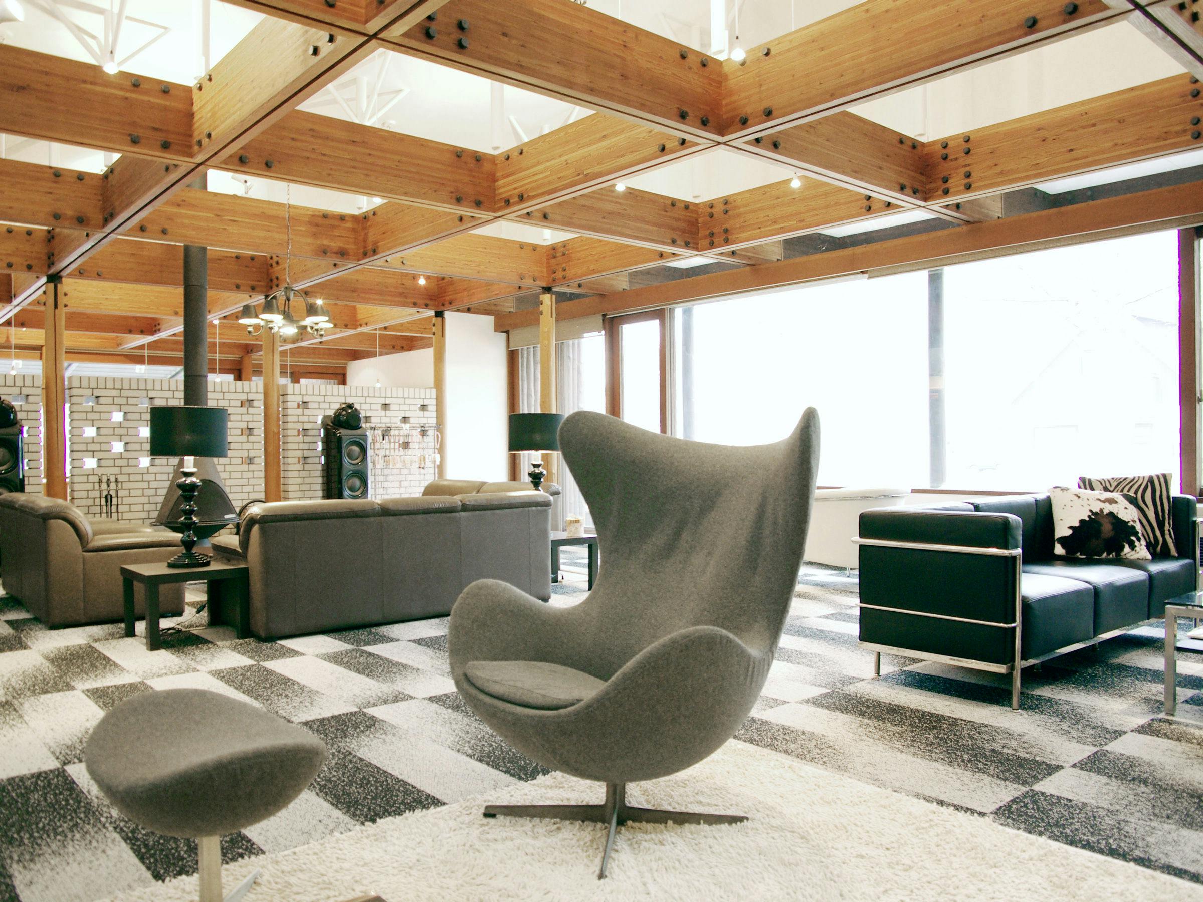 Lounge yang dihiasi dengan seni seperti karya Warhol.