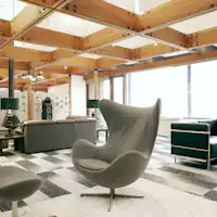 Lounge yang dihiasi dengan seni seperti karya Warhol.