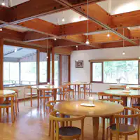 Di ruang makan dan teras, Anda dapat menikmati BBQ.