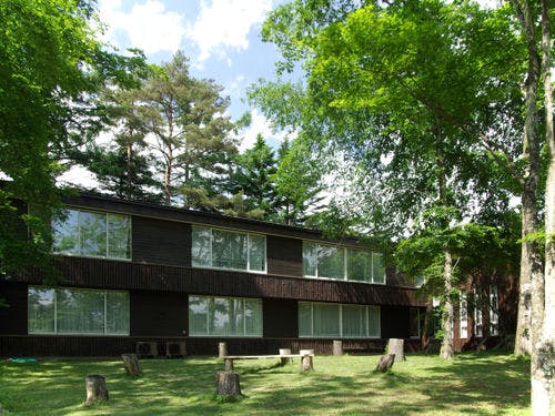 軽井沢の別荘地の緑に馴染むシックな外観