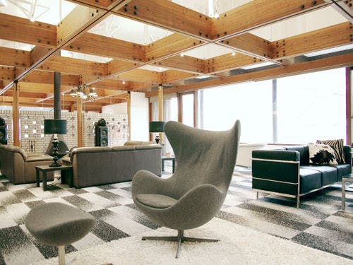 ウォホールなどのアートが彩るラウンジ