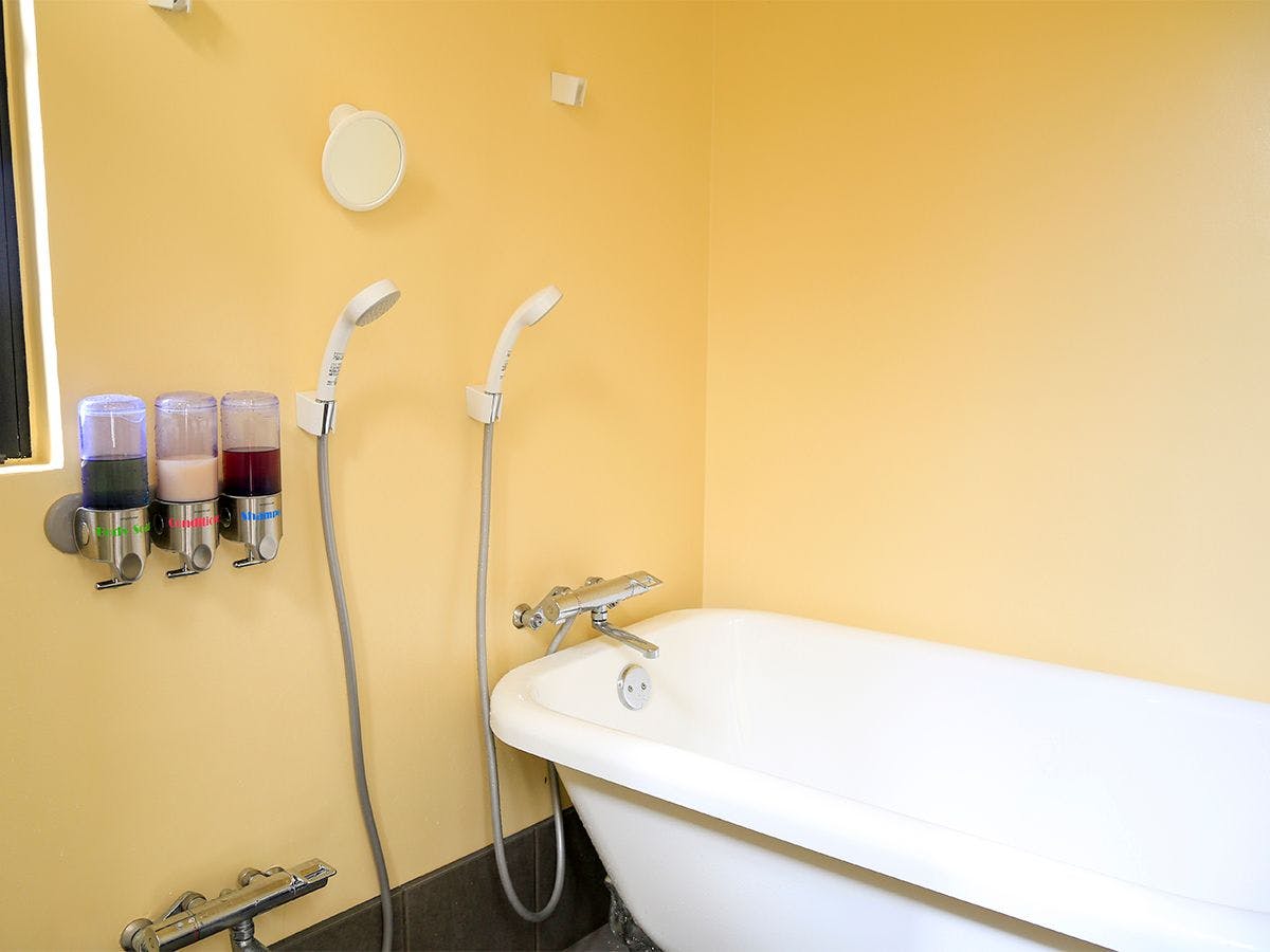 <ห้องน้ำรวม> มีเครื่องซักผ้าและเครื่องอบผ้าครบครัน