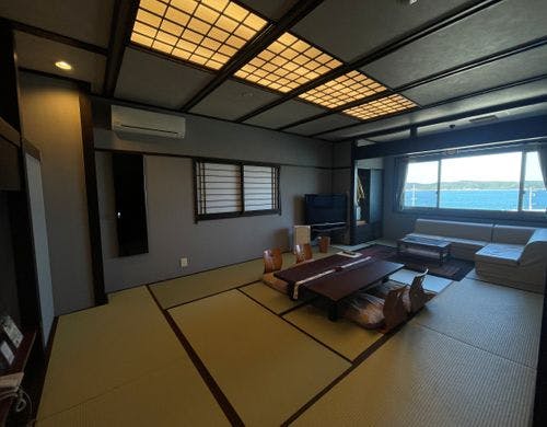 Ｃタイプ／夕陽と海を眺める和洋室客室。