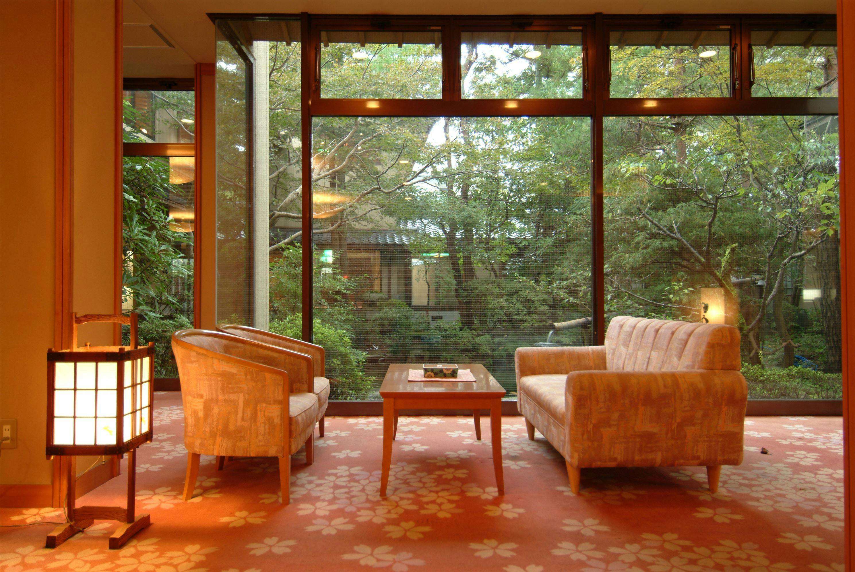 ロビーより中庭を眺めて