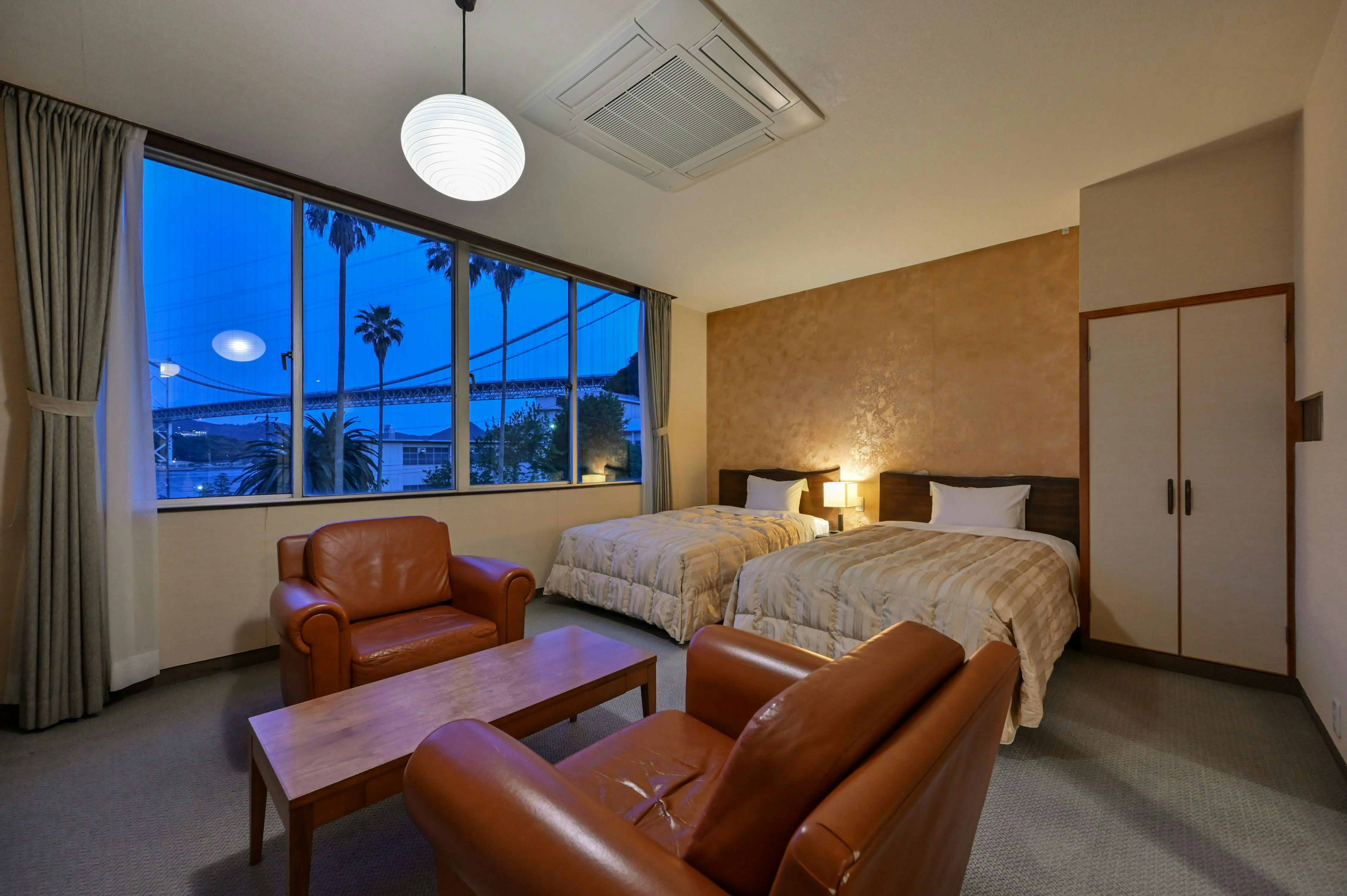 和洋室からの眺め。関門橋を臨む