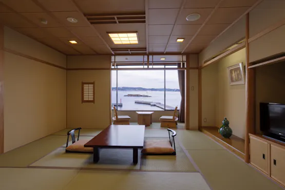 12.5畳の本間に広縁を備えた広々とした和室