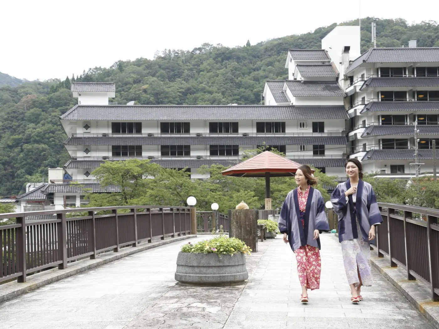 三朝温泉 三朝館：三朝川沿いの外観