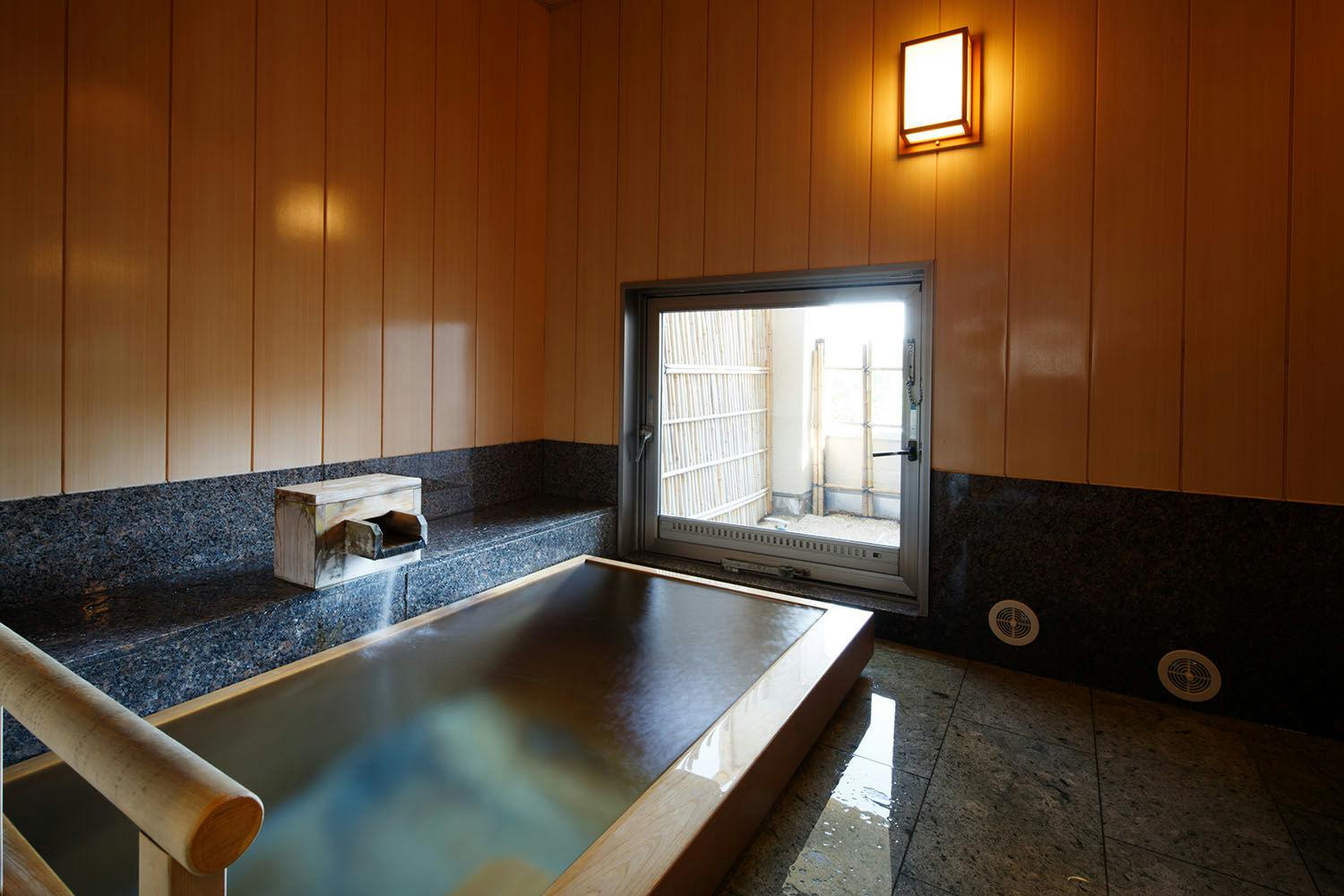 檜の浴槽、自家源泉の貸切風呂