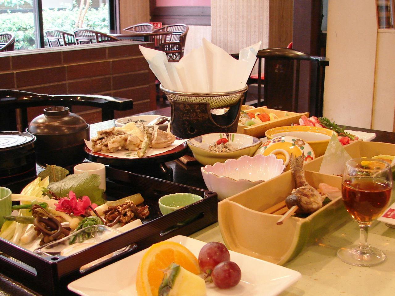 地産地消にこだわった旬の食材をふんだんに