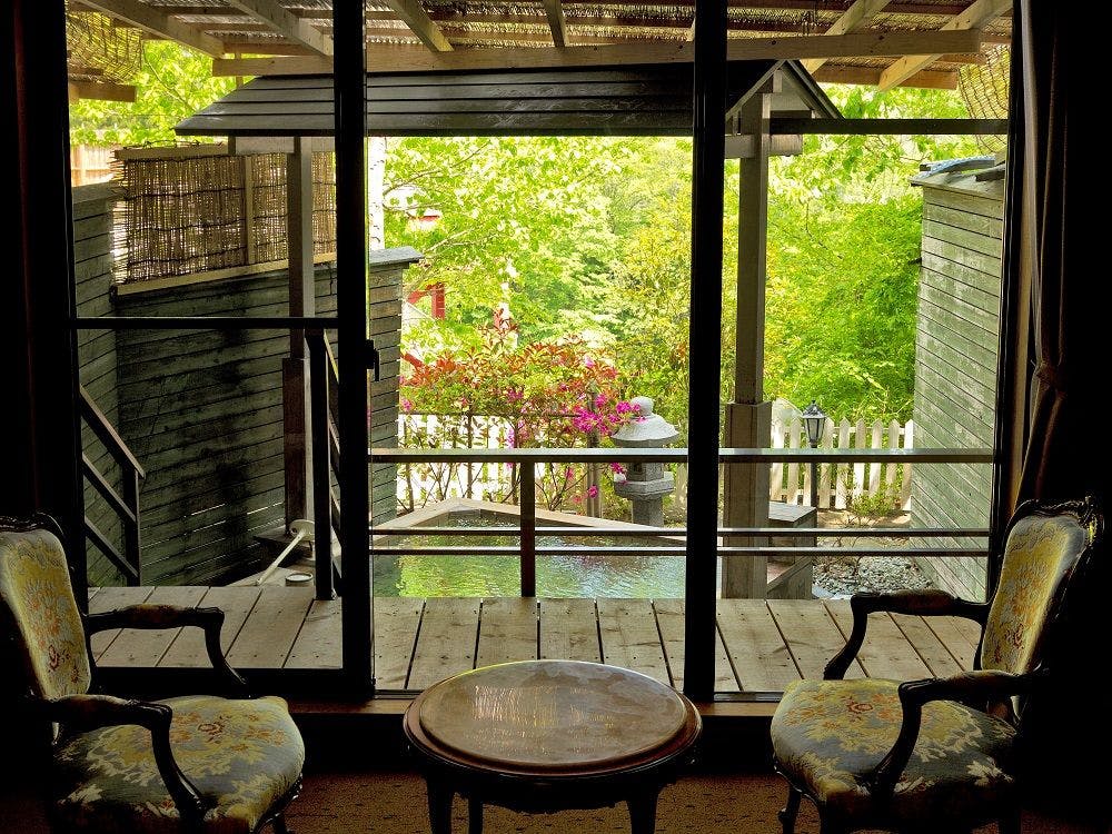 Bilik dengan kolam mandi terbuka