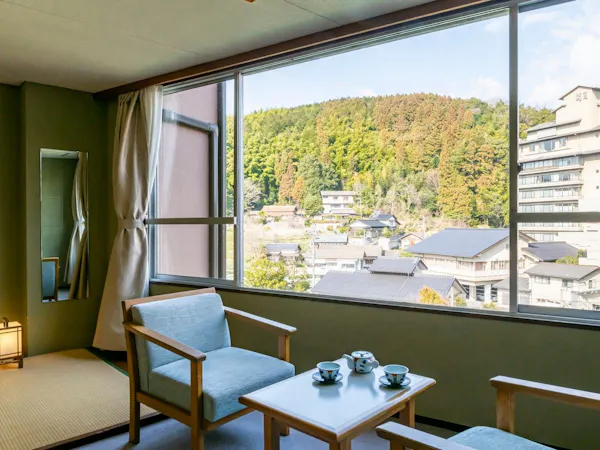 窓からは温泉街の街並みを一望できます。