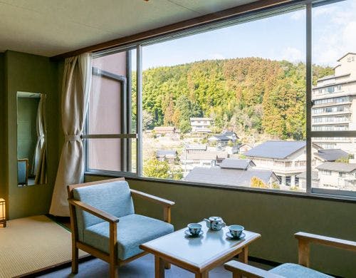 窓からは温泉街の街並みを一望できます。