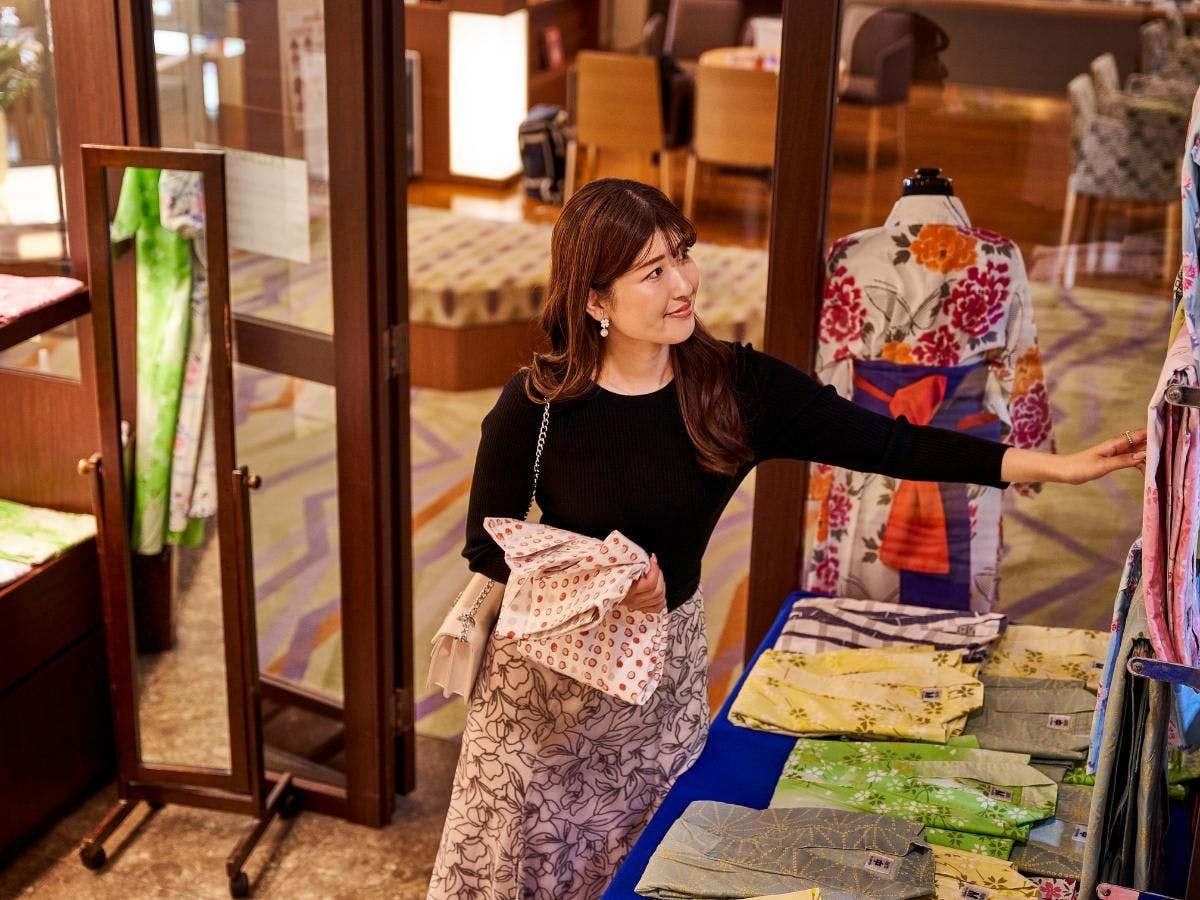 穿上您喜欢颜色的浴衣，漫步于温泉街吧。