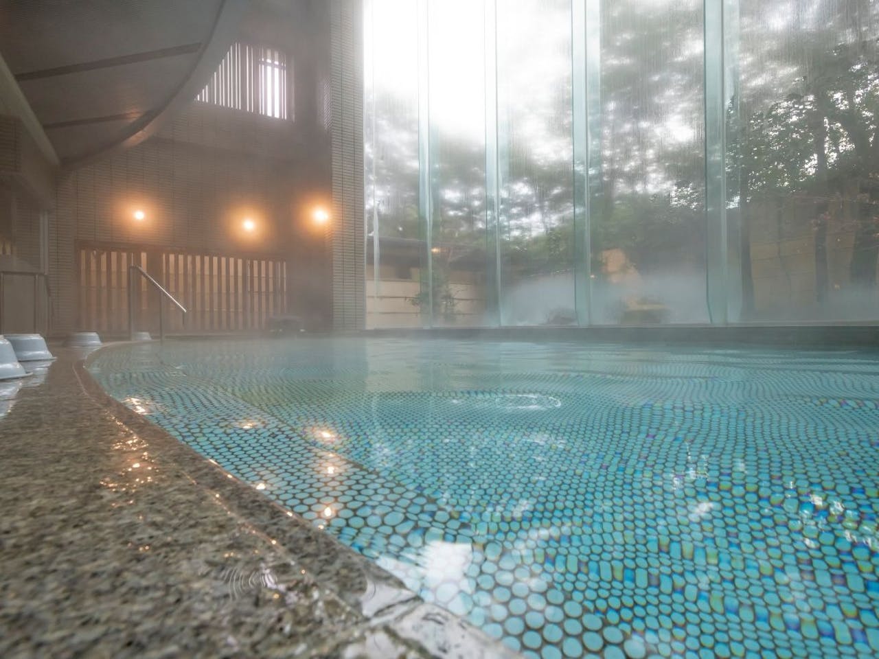 広々とした開放感のある温泉浴場です