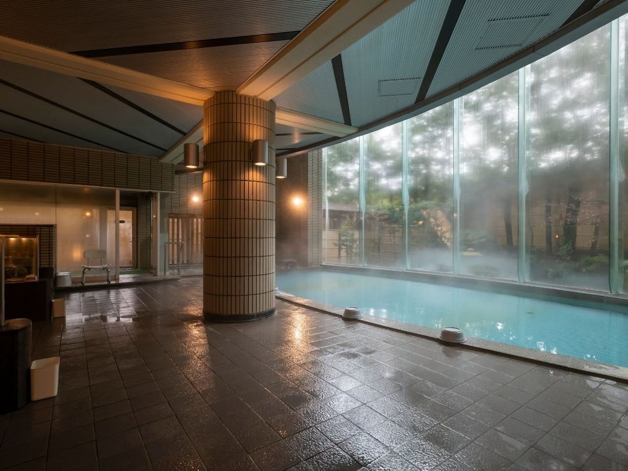 開放感のある大浴場で疲れを癒してください